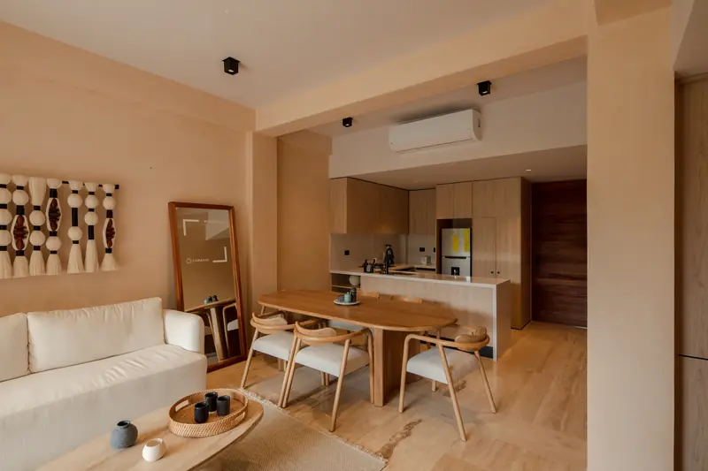 Sala, comedor y cocina de un departamento terminado con acabados en madera
